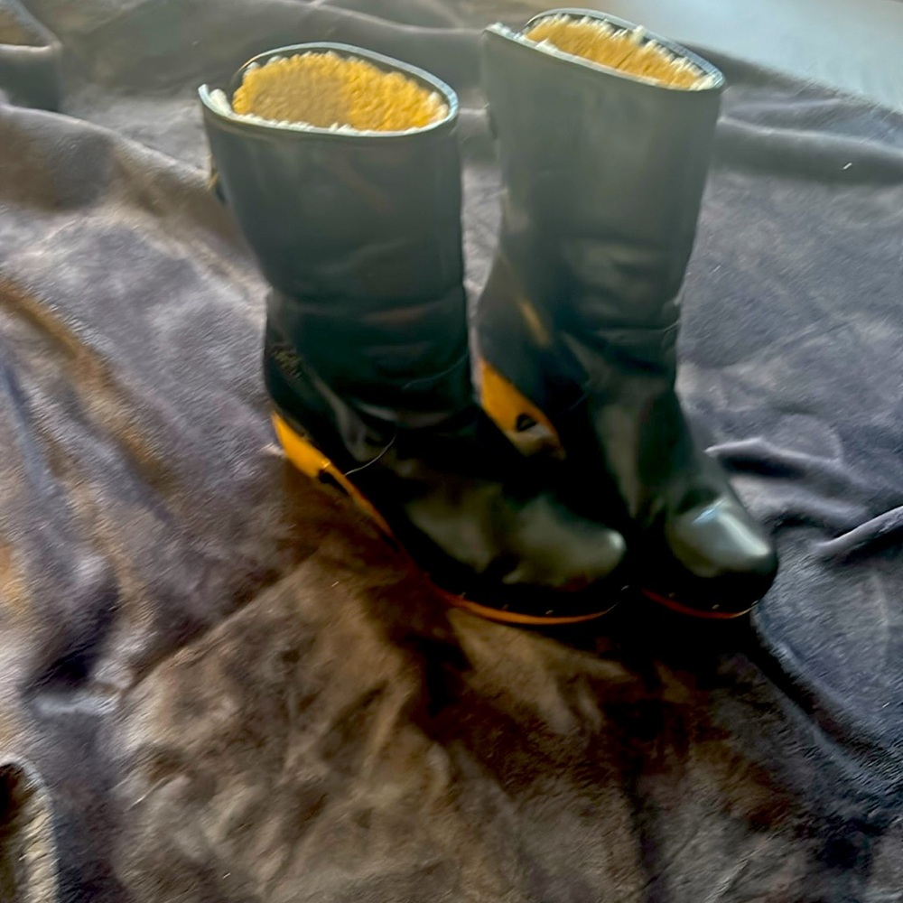 Pair of black leather Ugg Australia boots size 9 excellent condition.